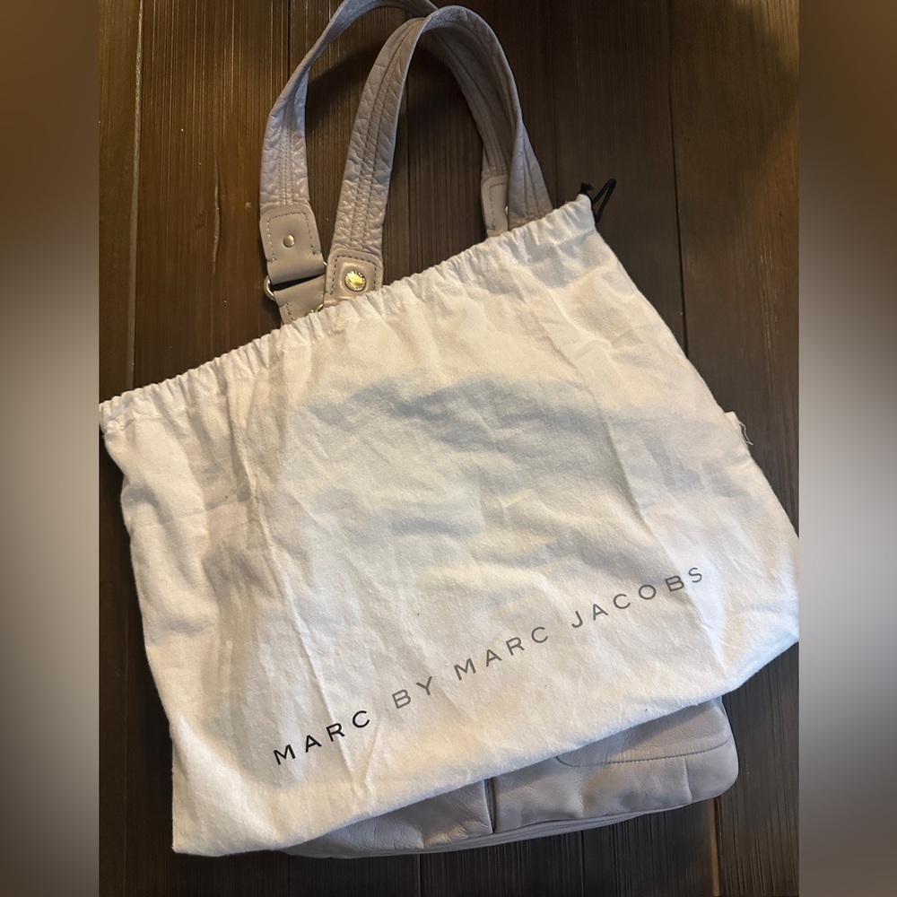 Pale gray grained leather Marc Jacobs Totally Turnlock Terre Tote shoulder bag - Picture 3 of 15